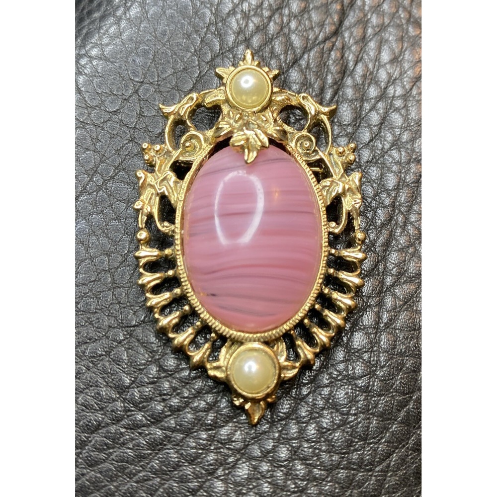 VNTG Brooch Art Deco Style Pink Cabochon Center Faux Pearls Vineyard Decor